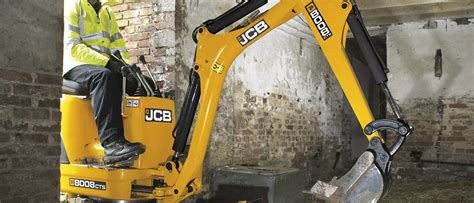 Schemat budowy minikoparki JCB 8008 CTS z zaznaczeniem rurkowej konstrukcji wysięgnika