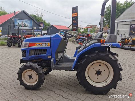 Traktor ogrodowy ISEKI CM 7322H podczas koszenia