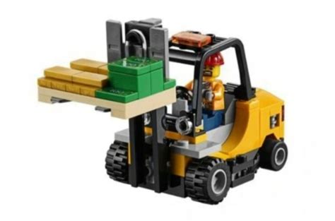 Zestaw LEGO City wózek widłowy na tle miejskim