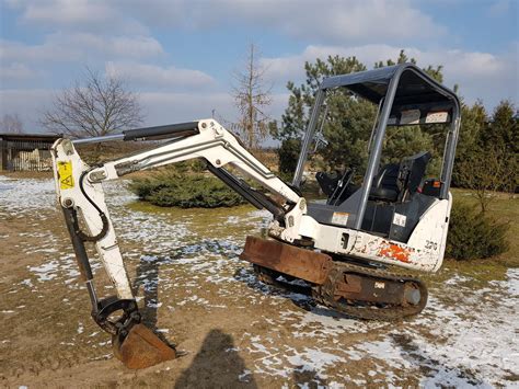 zdjęcie minikoparki Bobcat X320 w akcji