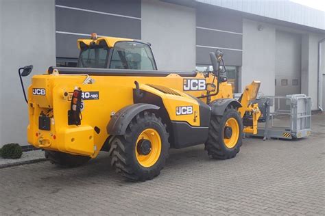 Zdjęcie przedstawiające plac z maszynami JCB firmy Gałkowski w Rakoniewicach