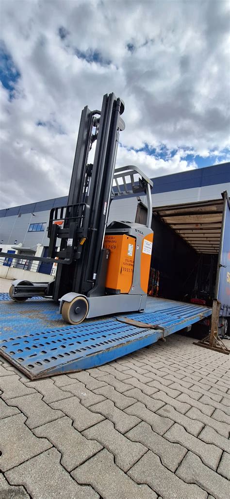 Porównanie różnych typów wózków widłowych wysokiego składowania: Reach Truck, VNA, Double Deep Reach Truck.