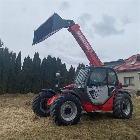 Ładowarka teleskopowa Manitou na placu budowy