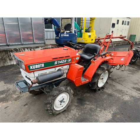 zdjęcie traktorka Kubota B1402M z widocznymi naklejkami