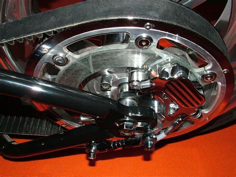 Widok na mechanizm napędu listwy tnącej z kołami zębatymi.