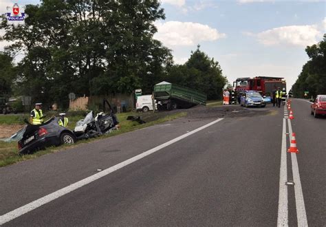 Zdjęcie przedstawiające miejsce wypadku rolniczego z przewróconym ciągnikiem