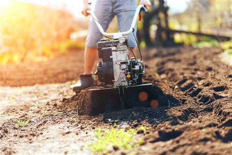 Zdjęcie przedstawiające efekt pracy glebogryzarki separacyjnej - idealnie przygotowaną, spulchnioną glebę