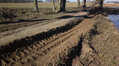 Wyrównana i spulchniona gleba po przejeździe agregatem