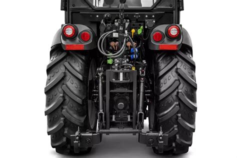 Silnik ciągnika Case IH Quantum z widocznymi przewodami hydraulicznymi