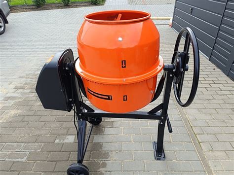 Zdjęcie betoniarki Faworyt AIB200 z widocznym żeliwnym wieńcem i stalową konstrukcją
