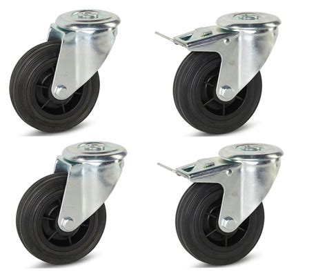 Zbliżenie na koła transportowe betoniarki z gumową oponą oraz rączki transportowe z nakładkami