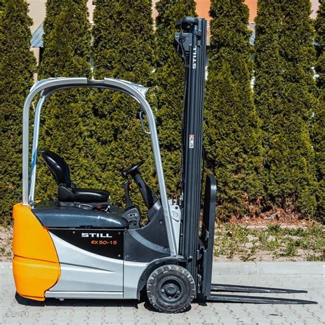 Zdjęcie wózka Still RX 60-30 pracującego w magazynie wysokiego składowania.