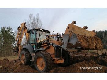 Case 695 SR w akcji, kopiąca na placu budowy