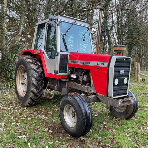 Zdjęcie ciągnika Massey Ferguson 698 w pracy polowej