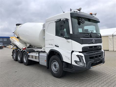 Schematyczny rysunek betonomieszarki Volvo FM z zaznaczonymi głównymi komponentami.