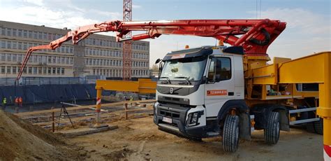 Zdjęcie gigantycznej pompy do betonu Putzmeister M 70-5 na podwoziu Kenworth.