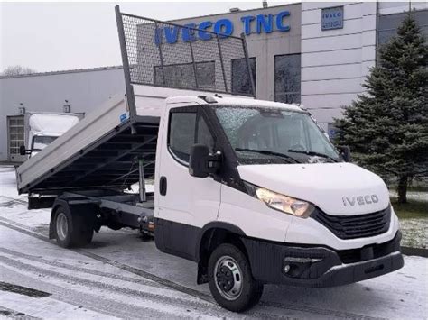 Iveco Daily wywrotka w akcji, z widocznym mechanizmem trójstronnego wywrotu