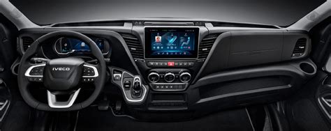 Wnętrze kabiny Iveco Daily z widocznym panelem sterowania i ekranem HI CONNECT
