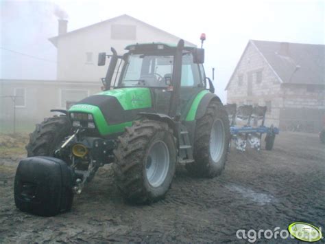Ciągnik marki Deutz-Fahr podczas pracy z pługiem na polu uprawnym