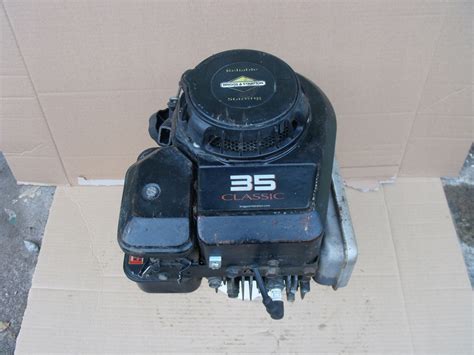 zbliżenie na silnik Briggs and Stratton w traktorku Sabo Clipper 52