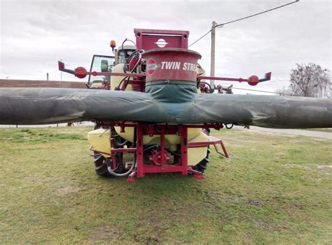 Schemat opryskiwacza Hardi Master Twin Stream z zaznaczonymi głównymi elementami: belka, zbiornik, wentylator.