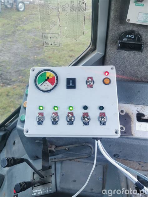 Zbliżenie na panel sterowania opryskiwacza Hardi z widocznymi przełącznikami do sterowania belką.