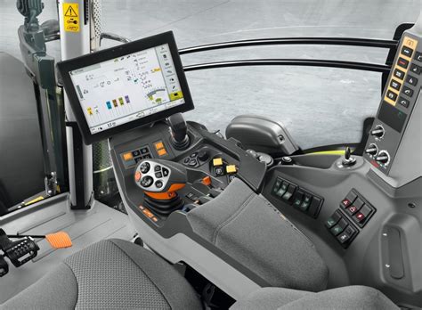 Kabina ciągnika Claas z przyciskami sterowania elektronicznego zaworami hydraulicznymi