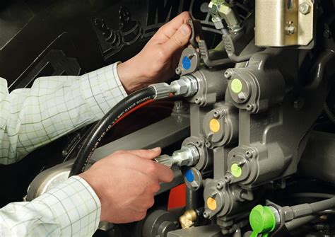 Operator luzujący ciśnienie w złączach hydraulicznych ciągnika