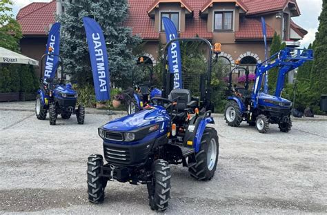 Zdjęcia przygotowanego do sprzedaży ciągnika Farmtrac