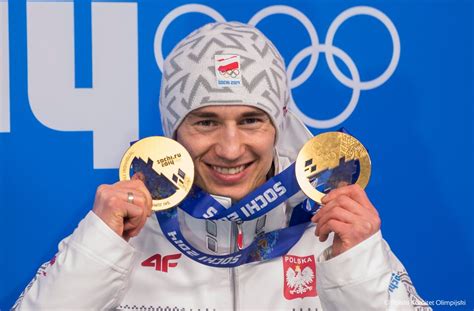 zdjęcie Kamila Stocha odbierającego medal olimpijski