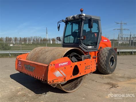 zdjęcie walca wibracyjnego Hamm 3412 w akcji na budowie drogi