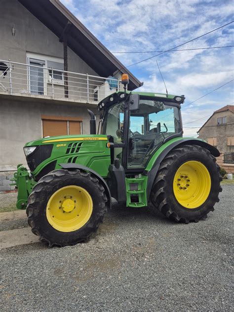 John Deere 6125R na polu