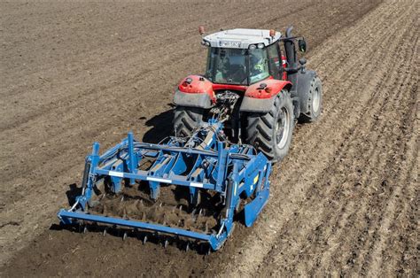 Porównanie głębokości uprawy agregatem ścierniskowym i pługiem