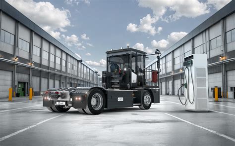 Photo of the KAMAG ePT 201 electric terminal tractor in a logistics center.