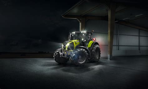 szczegóły designu ciągnika Claas Night Edition: felgi, dach i osłony silnika w kolorze szaro-czarnym