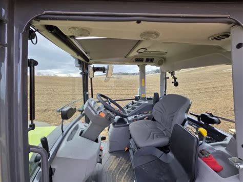 wnętrze ciągnika Claas z pneumatycznym fotelem i klimatyzacją