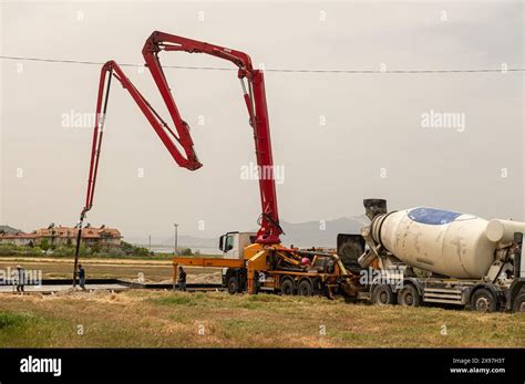Thematic photo of a construction site with a concrete pump in operation