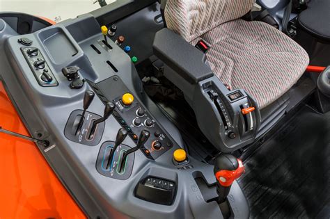 Panel sterowania hydrauliką w ciągniku Kubota M6001 Utility