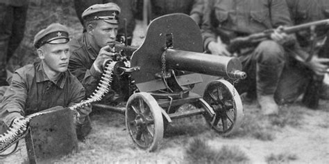 Zdjęcie ciężkiego karabinu maszynowego Maxim wz. 1910 z tarczą ochronną