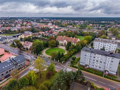 Widok z lotu ptaka na zakład produkcyjny Huty Stalowa Wola z maszynami budowlanymi