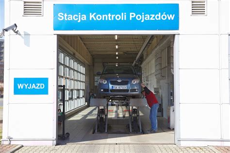 zdjęcie stacji kontroli pojazdów lub budynku serwisu