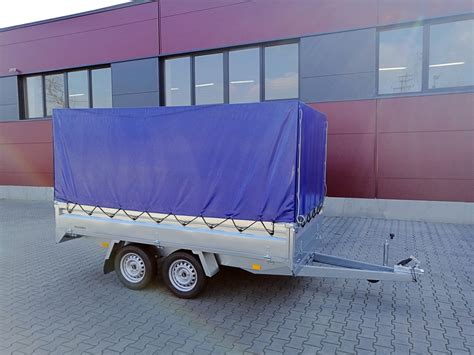 Schemat przyczepy typu tandem z zaznaczoną osią skrętną
