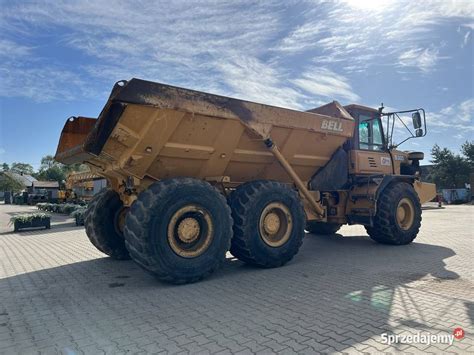 Wozidło DW 30 w trakcie załadunku materiałów sypkich