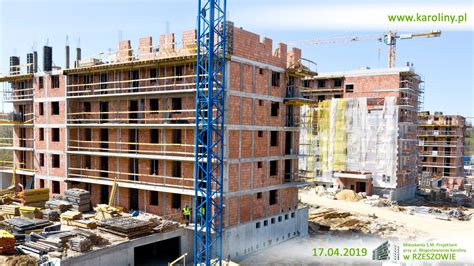 zdjęcie przedstawiające czyszczenie szalunków na budowie