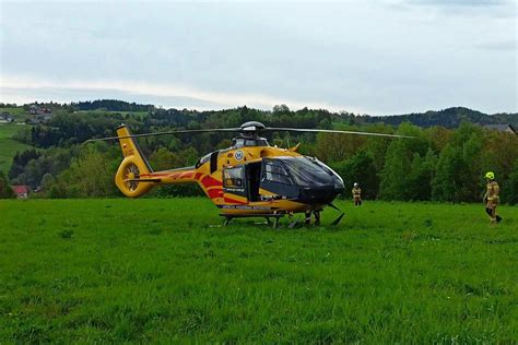 zdjęcie helikoptera LPR transportującego pacjenta