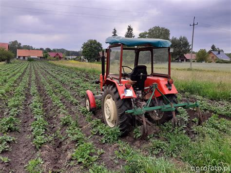 Schemat pracy minitraktora z pługiem dwuskibowym w różnych warunkach glebowych.