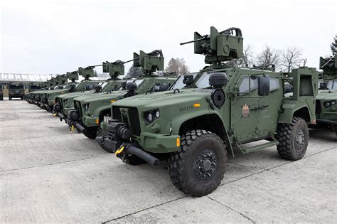 infografika porównująca mobilność i opancerzenie klasycznych pojazdów typu Humvee oraz nowoczesnych platform JLTV