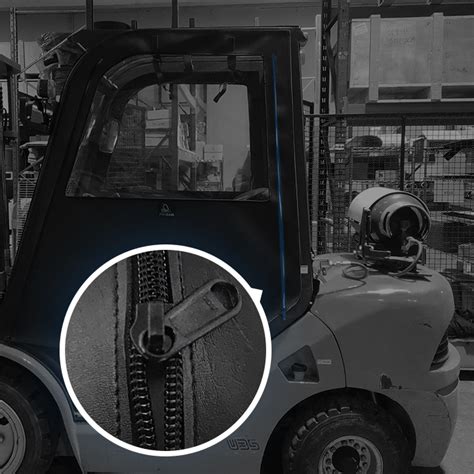 Zbliżenie na mocne zamki błyskawiczne i system mocowania kabiny na rzepy przy ramie wózka widłowego.