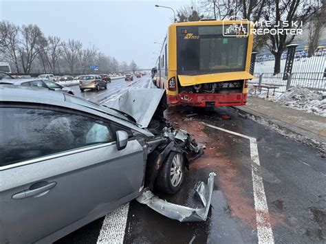 Zniszczona wywrotka po wypadku z widocznymi uszkodzeniami innych pojazdów