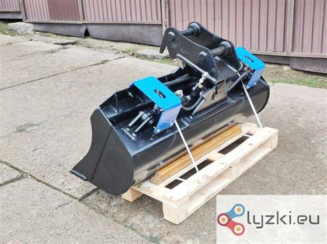 zdjęcie łyżki skarpowej zamontowanej na szybkozłączu koparko-ładowarki